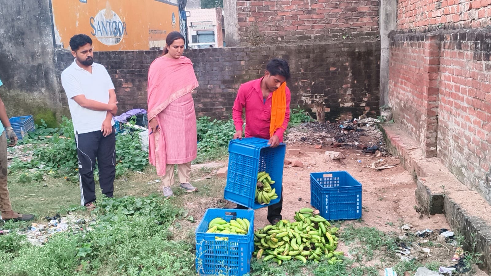 खाद्य विभाग की छापेमारी, 70 किलो सड़े-गले फल नष्ट कराए