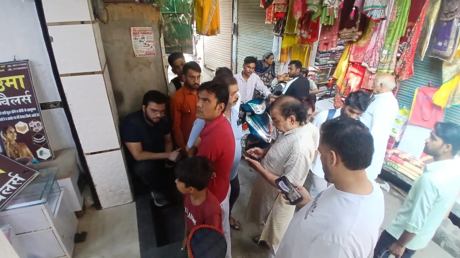 शामली में ज्वेलर्स की दुकान में करोड़ों की चोरी, छत फाड़कर आधा किलो सोना और 50 किलो चांदी ले गए चोर