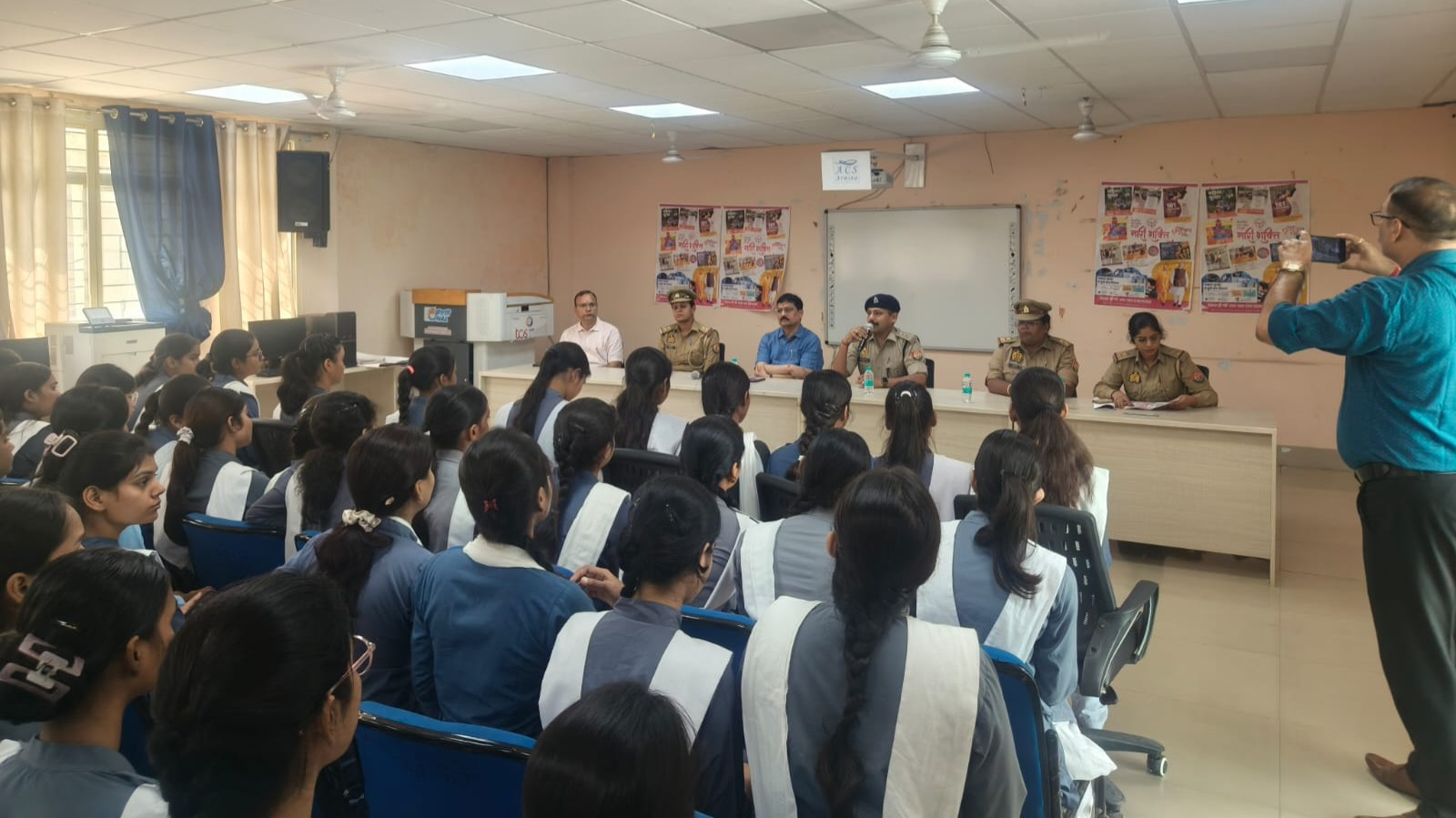 छात्राओं को सशक्त बनाने मैदान में उतरी पुलिस