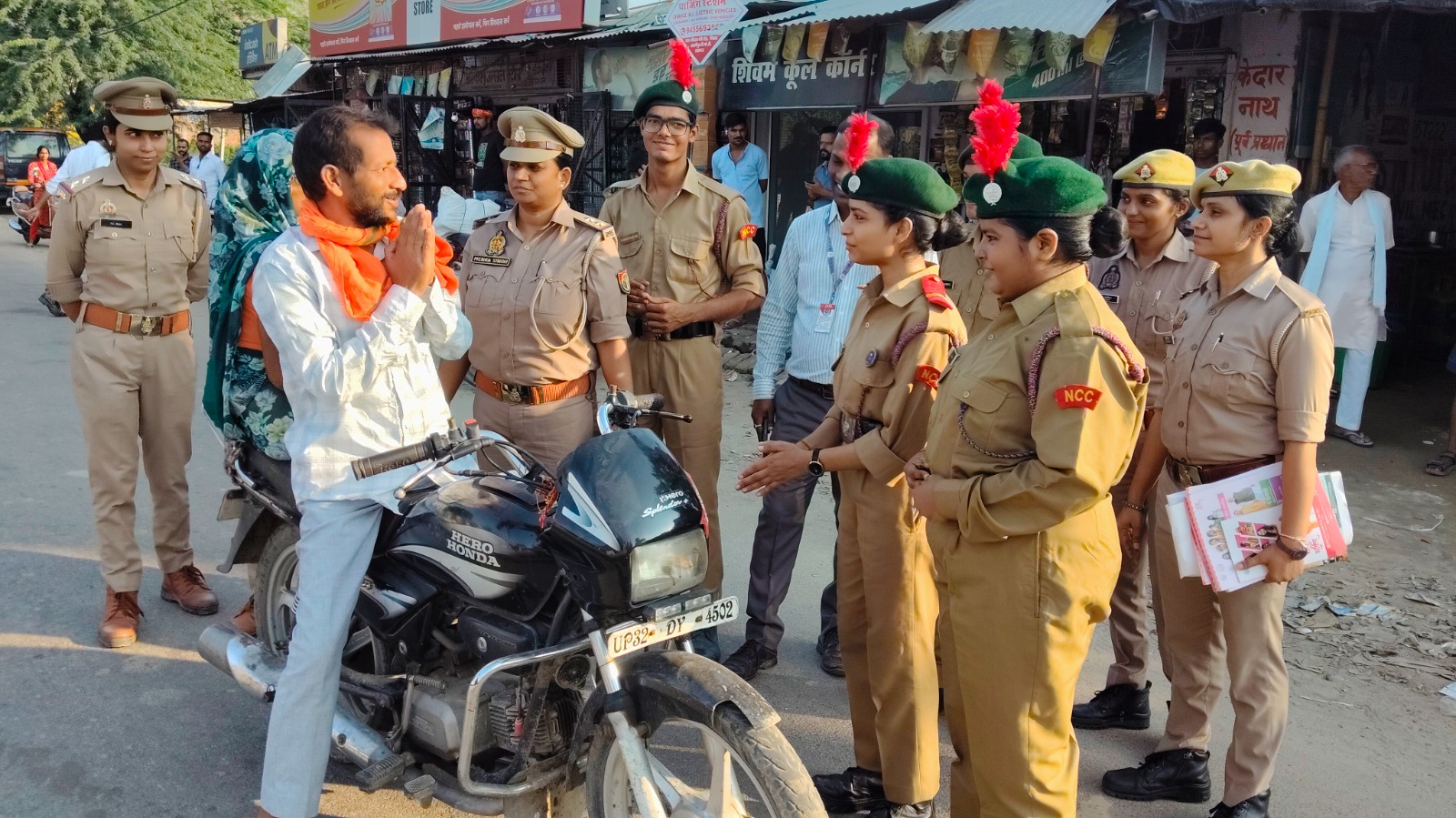 हेलमेट नहीं लगाने व ट्रिपलिंग करने वालों को पुलिस ने पढ़ाया यातायात नियमों का सबक
