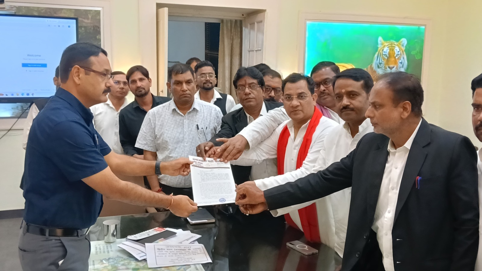 मतदाता सूची में गड़बड़ी का आरोप, सपा प्रतिनिधि मंडल ने महामहिम राज्यपाल को संबोधित ज्ञापन डीएम को सौपा