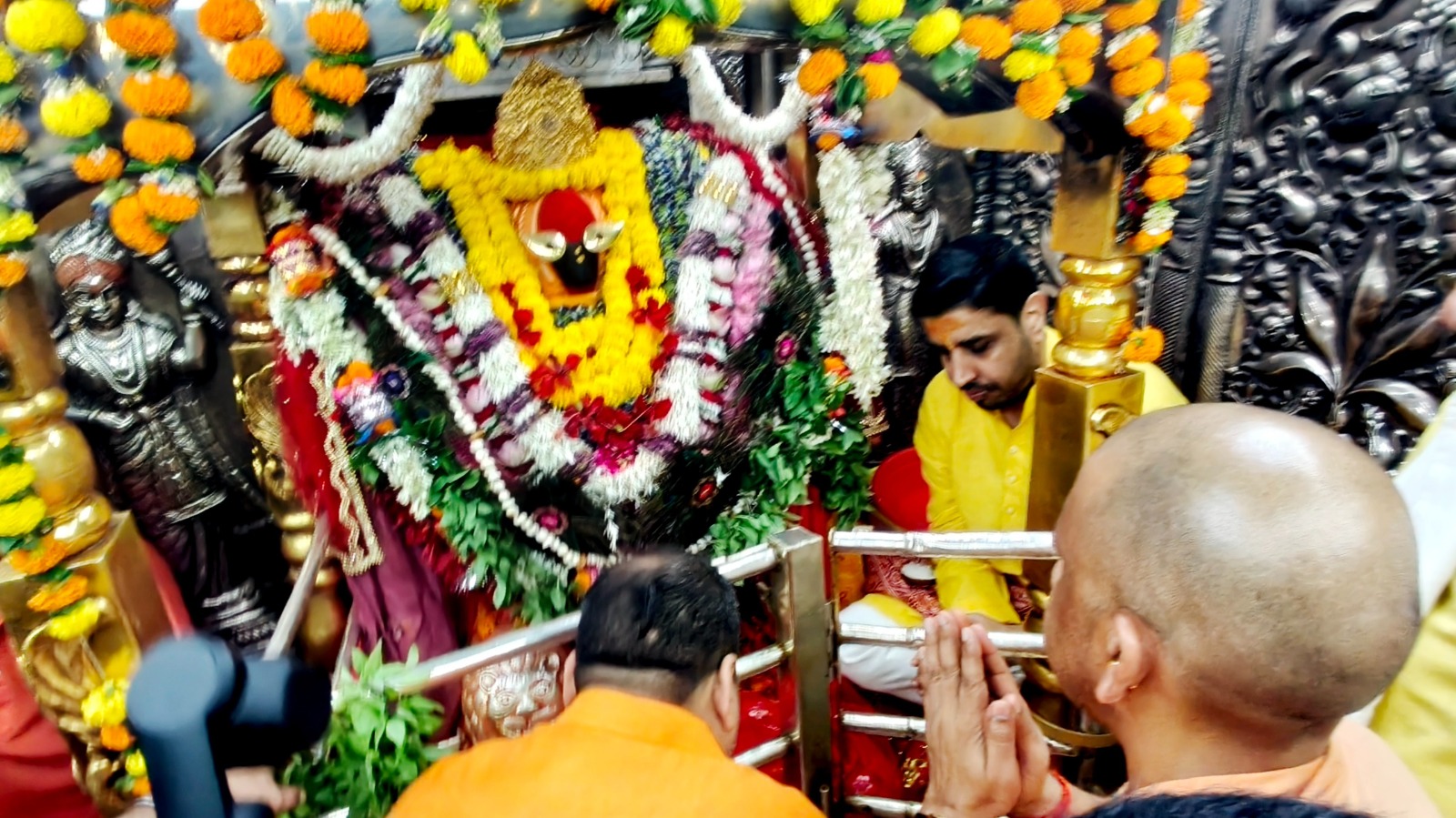 मुख्यमंत्री योगी ने विधि विधान से किया मां विंध्यवासिनी का दर्शन-पूजन