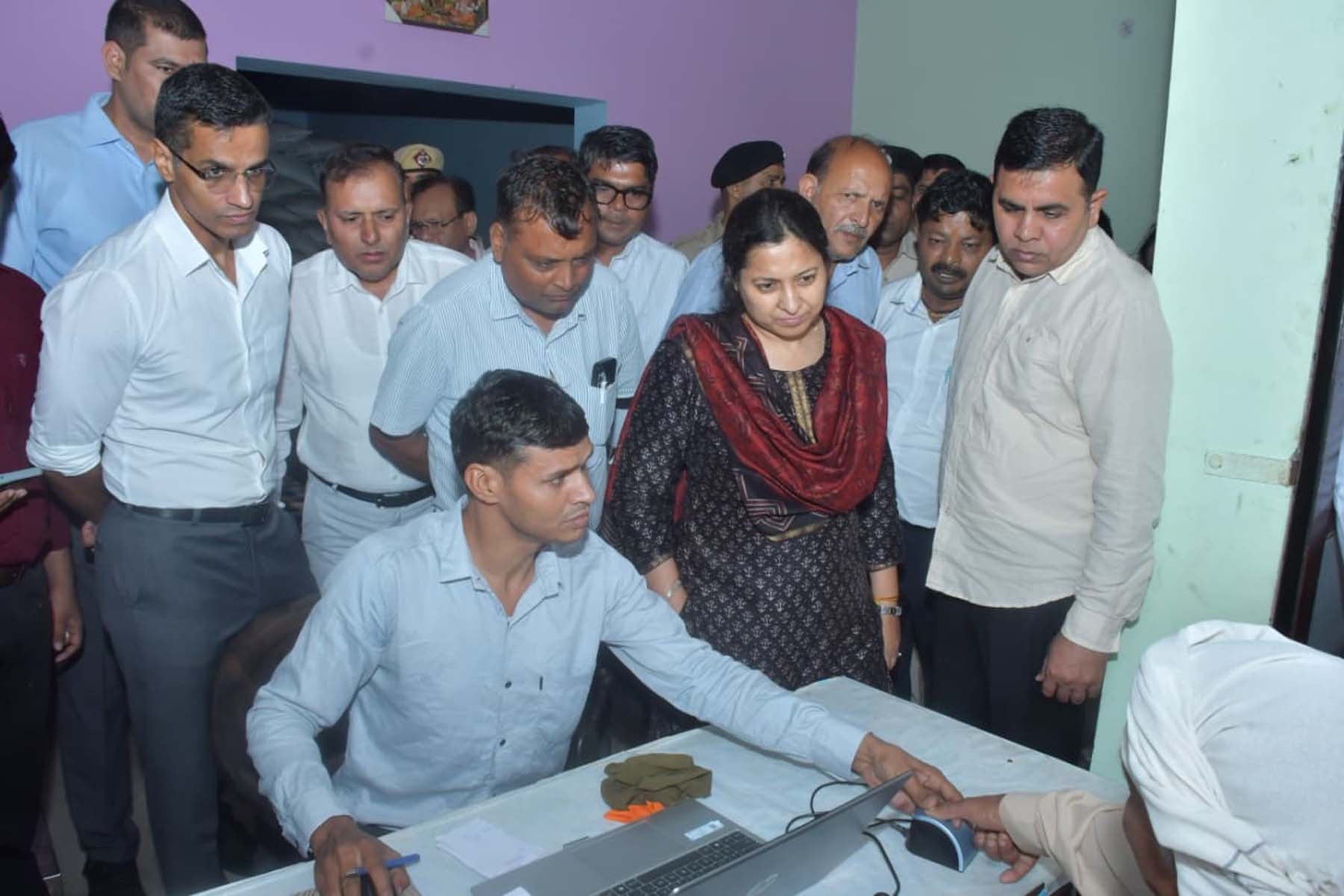 जाटौली मंडी में प्रशासकीय सचिव ने हेल्प डेस्क, गेट पास व बायोमीट्रिक सत्यापन की जांच करी