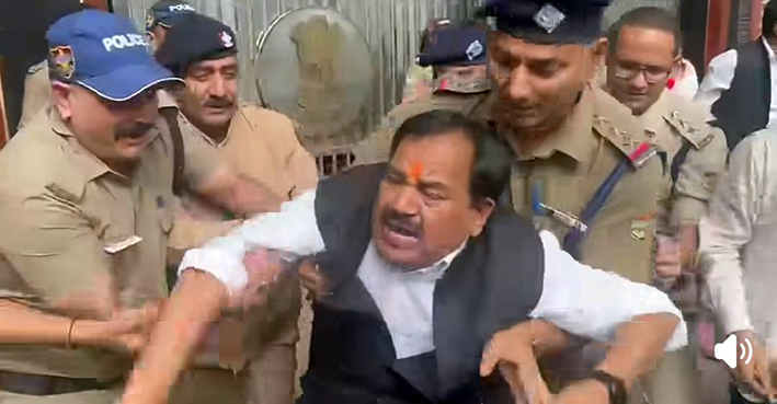 लोक भवन के गेट पर कांग्रेस का हंगामा, धरने के बाद नेताओं को पुलिस ने किया गिरफ्तार