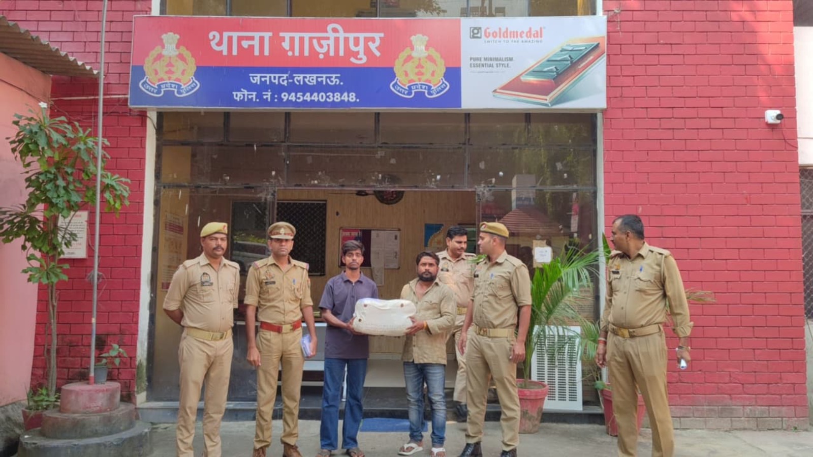 आठ किलो गांजे के साथ दो युवकों को दबोचा