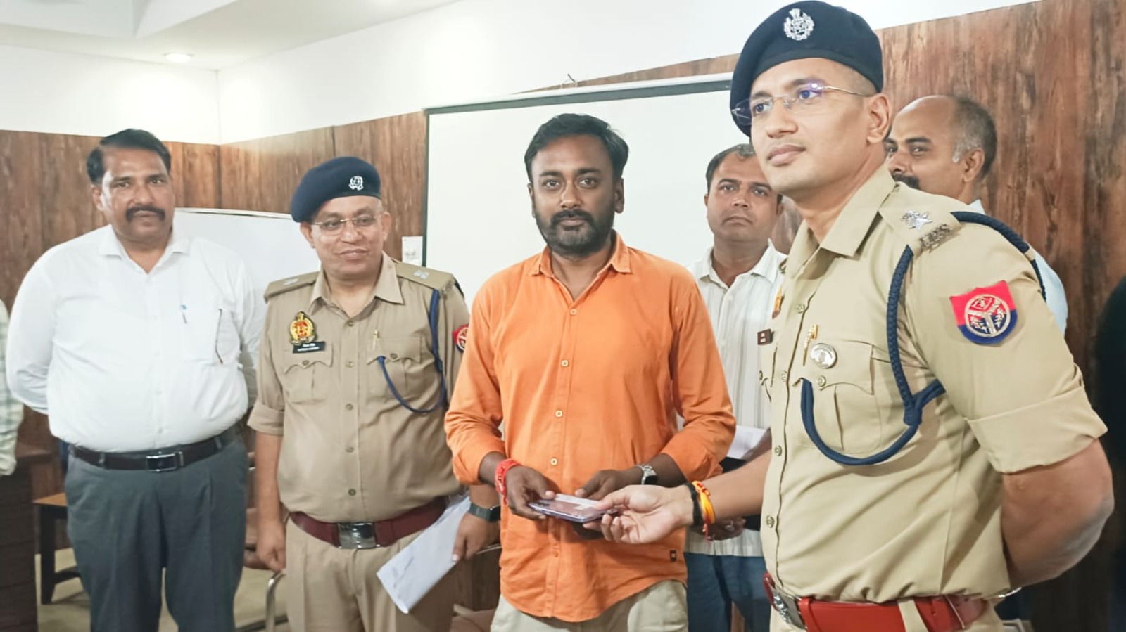 गोण्डा पुलिस को मिली बड़ी कामयाबी : 55 लाख के 251 मोबाइल फोन बरामद