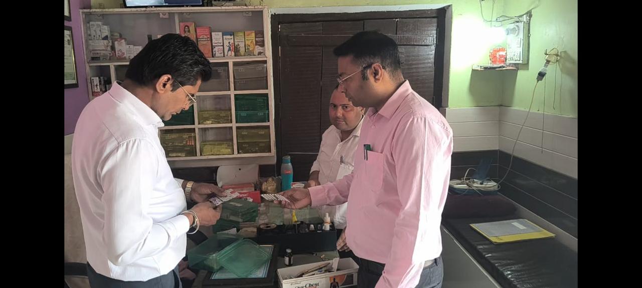 खतौली ग्रामीण क्षेत्र में चार क्लिनिक सील, पंजीकरण और शैक्षिक योग्यता के अभिलेख नहीं मिले
