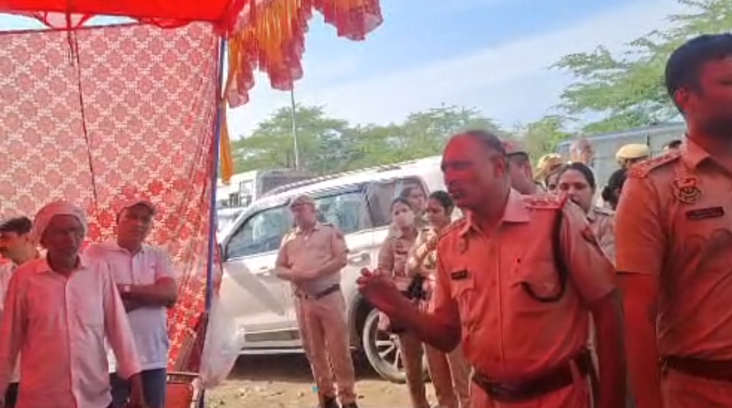 अरावली के पास कूड़ा डालने का विरोध, मौके पर पहुंचा पुलिस बल; दोनों पक्षों में कहासुनी