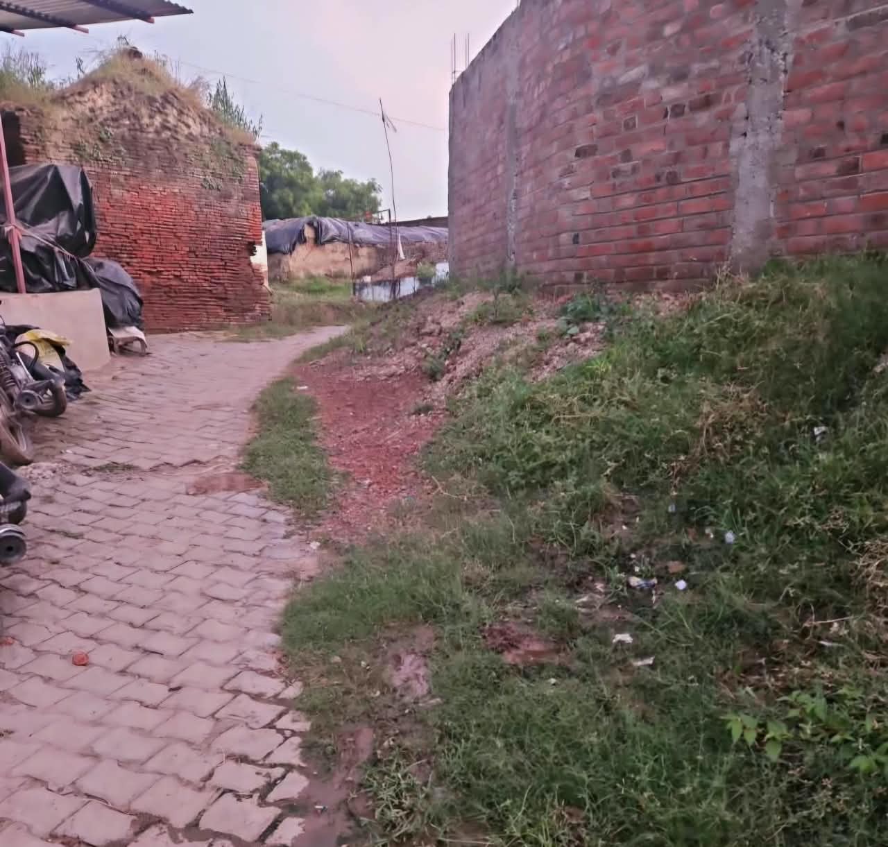 ग्रामीण ने पक्की दीवार का निर्माण करा मिट्टी डाल आम रास्ता रोका
