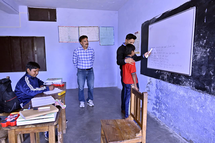 जिलाधिकारी अंशुल सिंह ने कक्षाओं में बच्चों को पढ़ाया