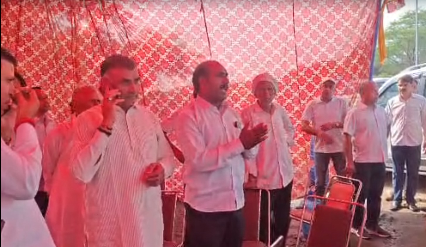लिखित आश्वासन के बिना नहीं हटेंगे भाकरी गांव के ग्रामीण, कूड़ा डालने के विरोध में धरना जारी