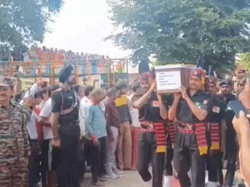 बेटे के जन्म की खुशियां मनाने घर लौट रहा था जवान, तिरंगे में लिपटकर पहुंचा शव