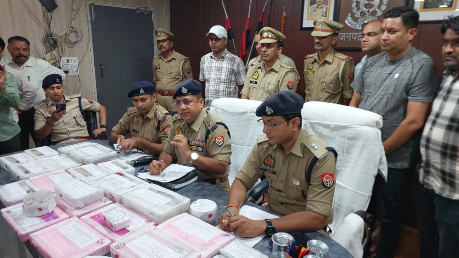 छत तोड़कर ज्वैलर्स की दुकान में की थी चोरी, दो बाल अपचारी पकड़े; 37.50 किलो चांदी के आभूषण बरामद