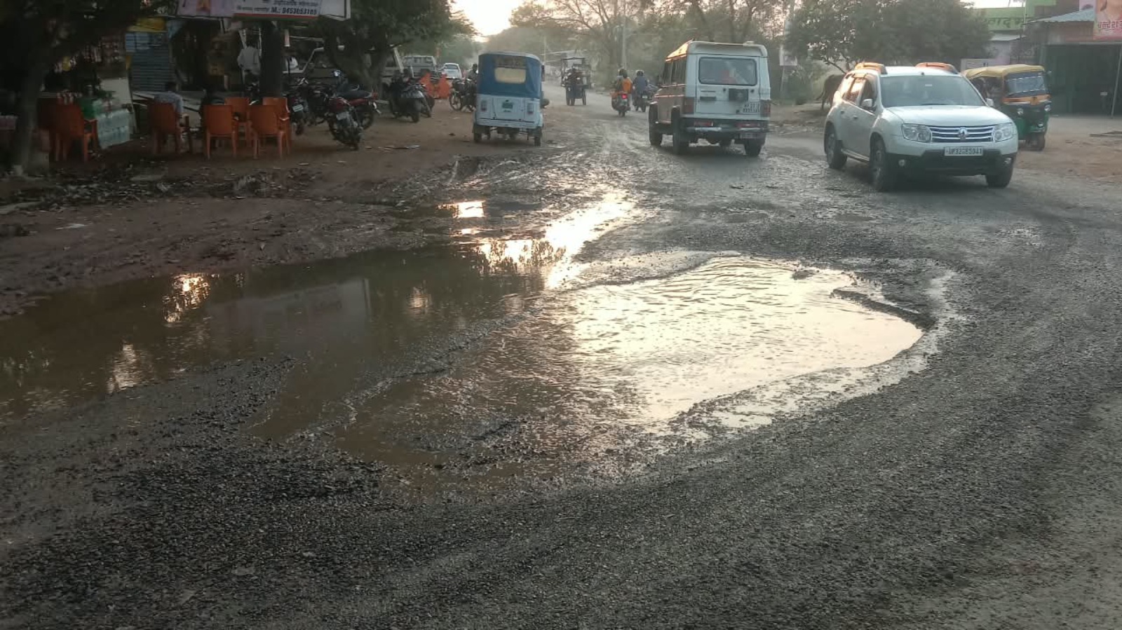 चौड़ीकरण के बीच गड्ढों में तब्दील स्टेट हाईवे, हादसों को दे रहा दावत