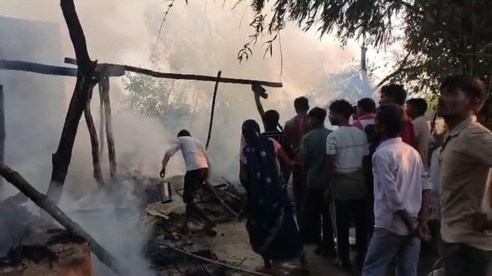घर में अचानक लगी आग से लाखों का सामान खाक