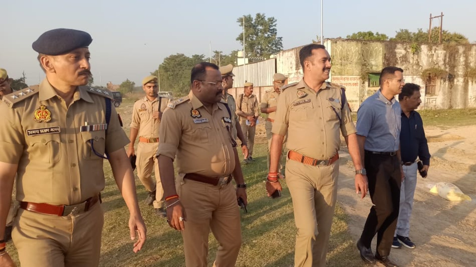 डीएम-एसपी ने विसर्जन स्थलों पर साफ-सफाई