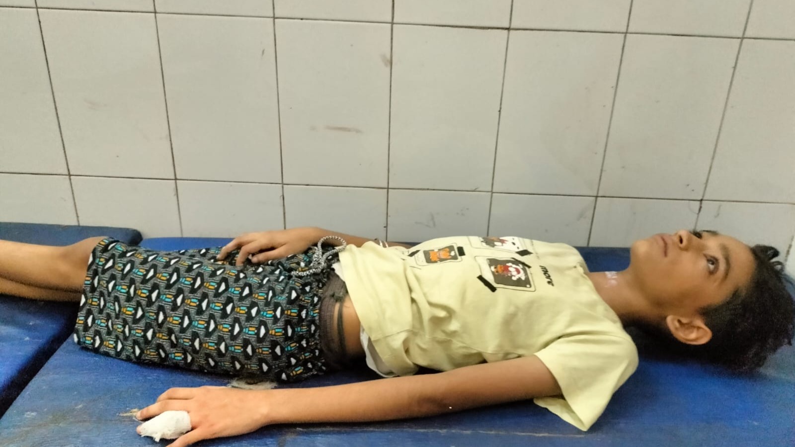 चाइनीज मांझे का कहर: 13 वर्षीय अभिषेक की गर्दन और उंगली कटी, जिला अस्पताल में भर्ती