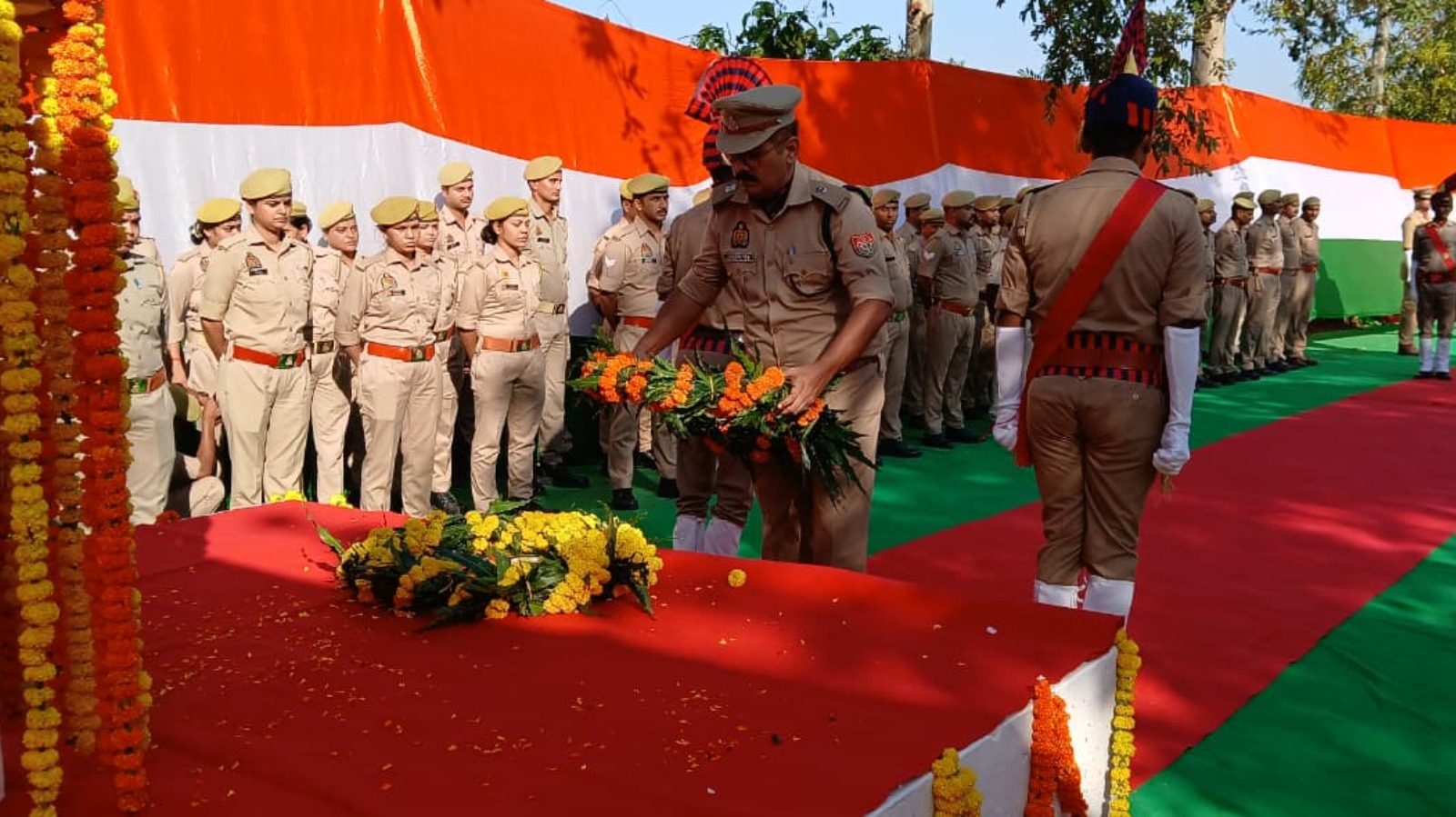 एसपी ने शहीद स्मारक स्थल पर पुष्प चक्र अर्पित कर दी श्रद्धांजलि
