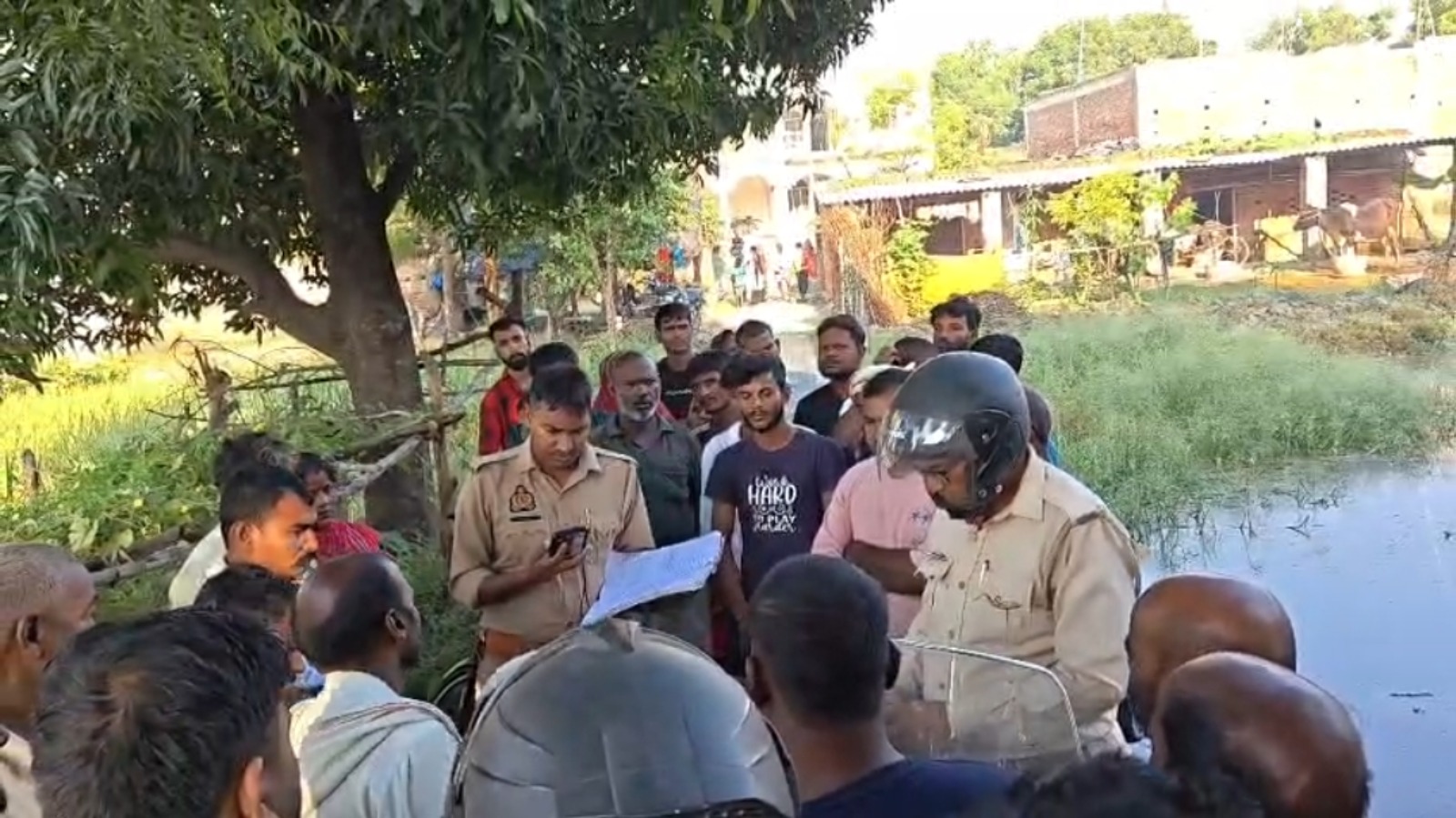 मेला देखने निकले युवक का सड़क किनारे मिला शव, मोबाइल गायब होने से उठे सवाल