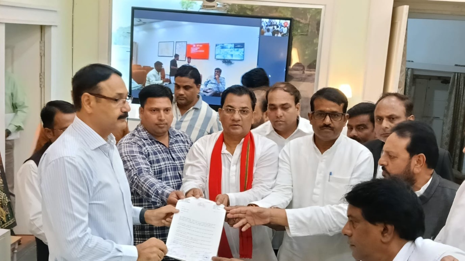 मतदाता सूची में हेरफेर के आरोपों से गरमाई सियासत, सपा-कांग्रेस ने खोला मोर्चा