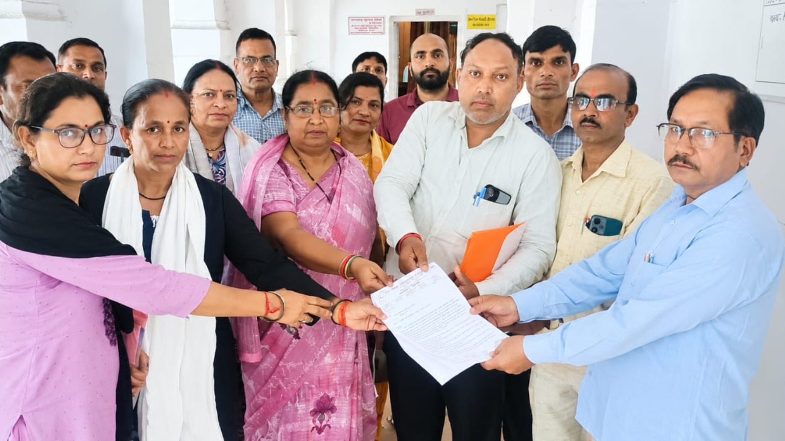 जनगणना ड्यूटी में अनियमितता पर शिक्षामित्रों ने जताया विरोध, सौंपा ज्ञापन