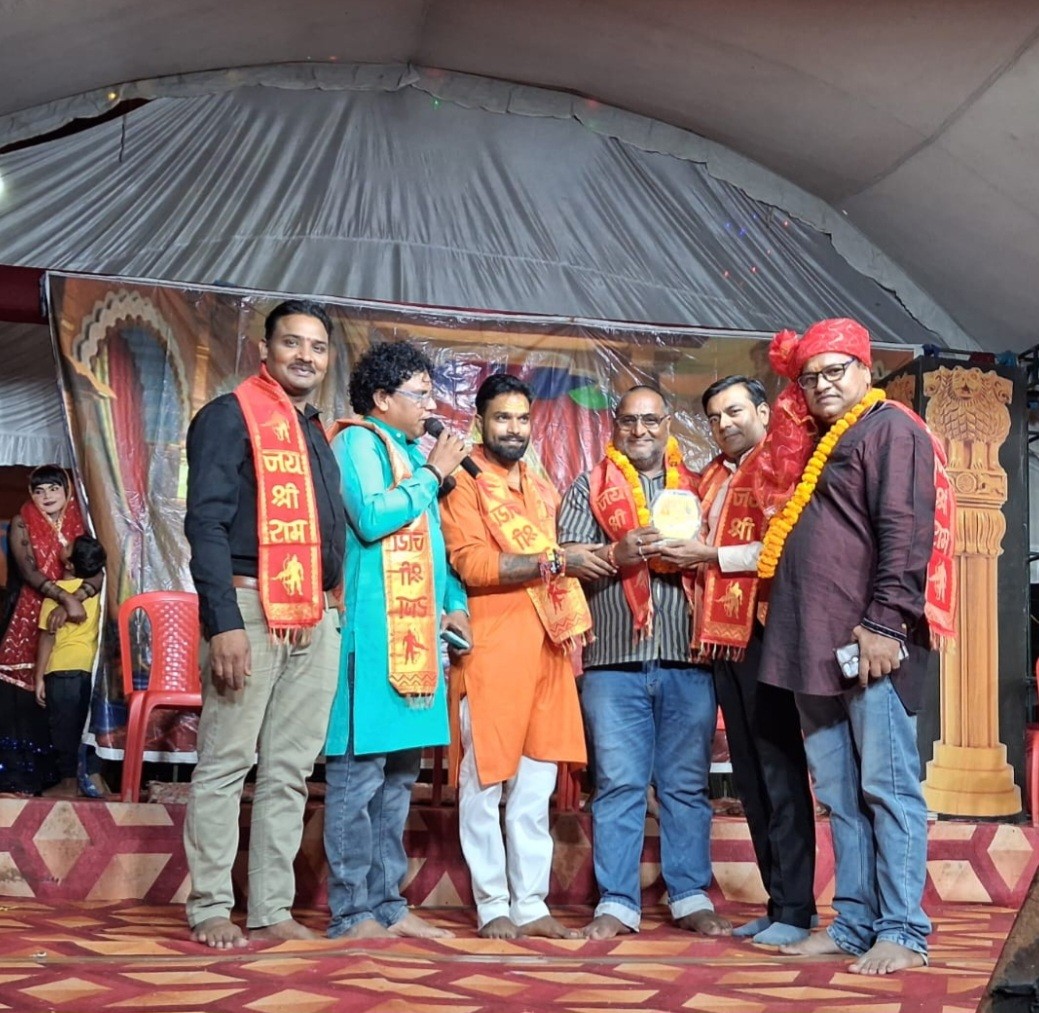 श्रीरामलीला सेवा संघ ने गायक निशिकांत दुबे उर्फ निशु बाबा अन्य गणमान्य लोगों को सम्मानित किया