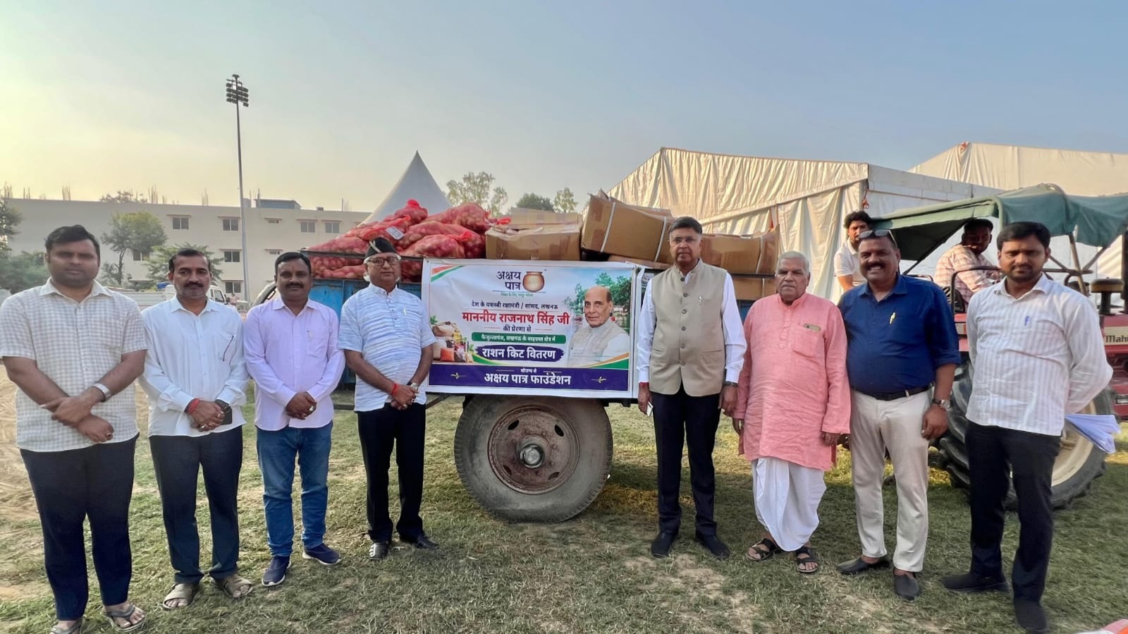 फैजुल्लागंज के बाढ़ पीड़ितों के लिए सात ट्रैक्टर-ट्रॉलियों में राशन किट रवाना
