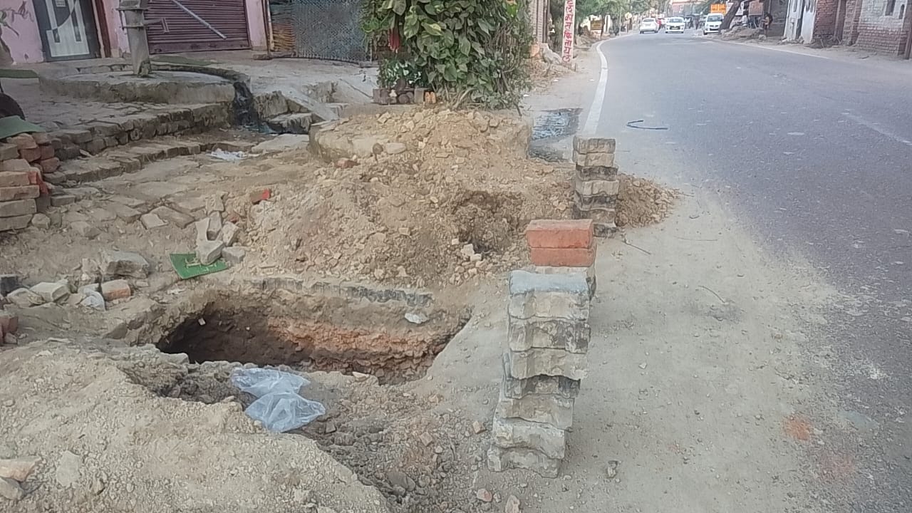 गौरीगंज में छह महीने से बिछ रही पाइपलाइन, सड़कों पर गड्ढे और सुरक्षा के नाम पर सन्नाटा,