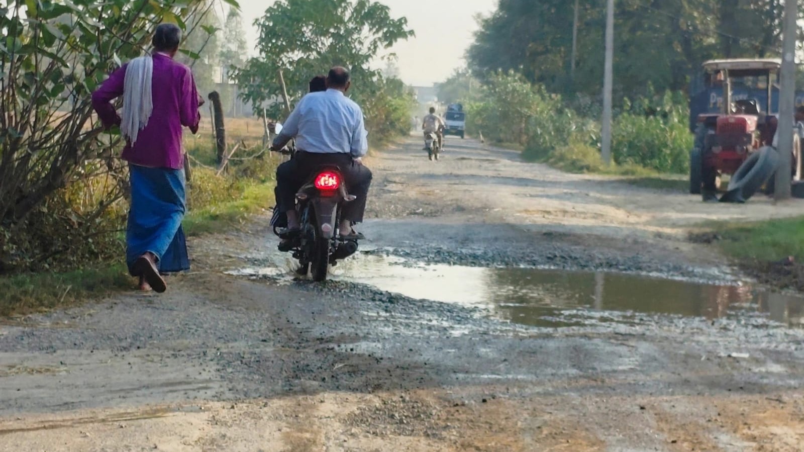 सीमा की सुरक्षा पर खतरा! भारत-नेपाल सीमा जोड़ने वाली सड़क मौत का गड्ढा बनी, अफसर मस्त - ग्रामीण पस्त
