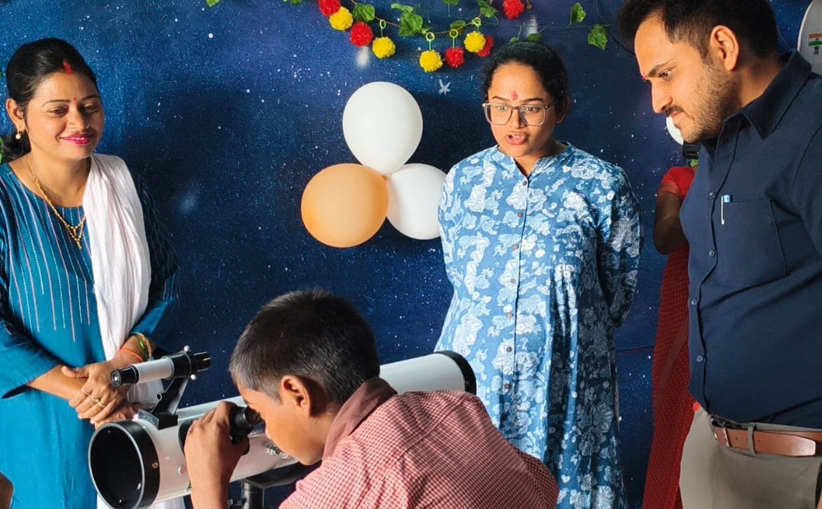 प्राथमिक विद्यालय लोढ़ी में स्थापित हुई एस्ट्रो लैब, डीएम ने किया लोकार्पण