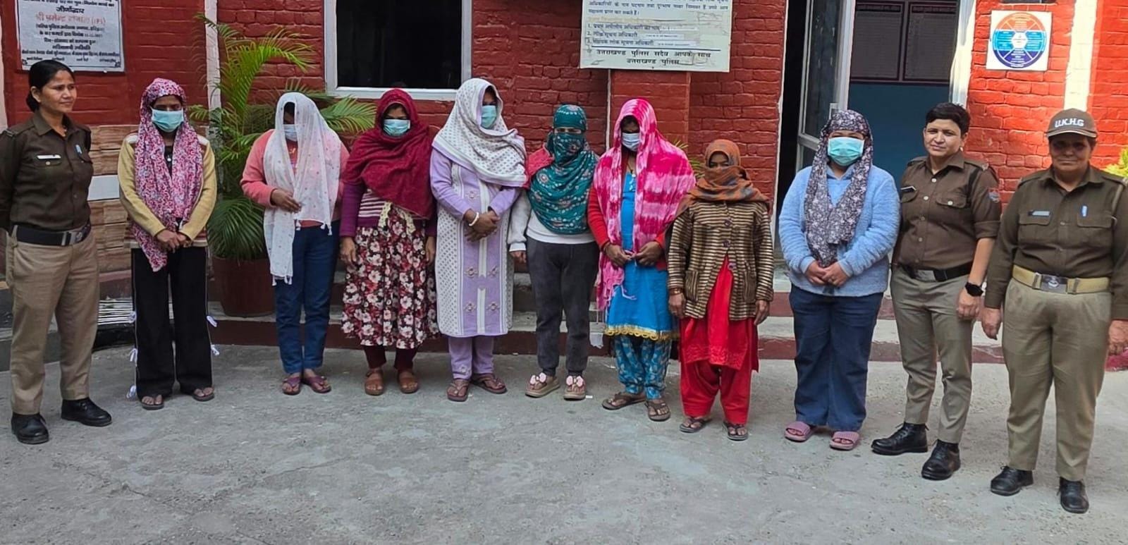 हरिद्वार में ग्राहकों को बुलाने को लेकर भिड़ीं महिलाएं, आठ हिरासत में