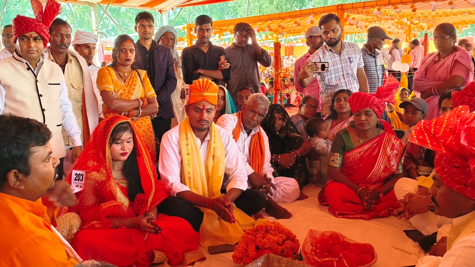 मुख्यमंत्री सामूहिक विवाह योजना के तहत 225 जोड़ों ने थामा एक-दूजे का हाथ