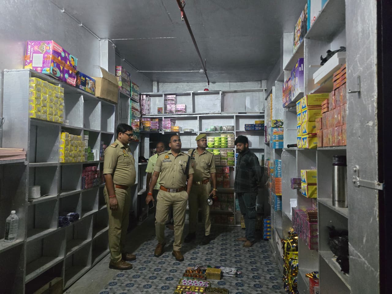 पटाखा दुकानों और निर्माण स्थलों की जांच, सुरक्षा के निर्देश