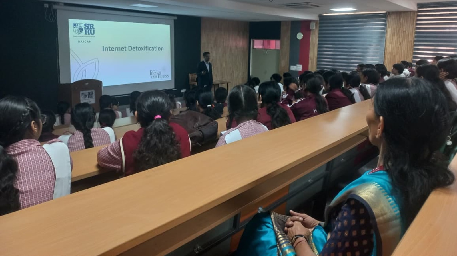 एसआरएचयू पहुंचे हैप्पी होम मोंटेसरी स्कूल के छात्र, डिजिटल लत और करियर विकल्पों पर हुआ मंथन
