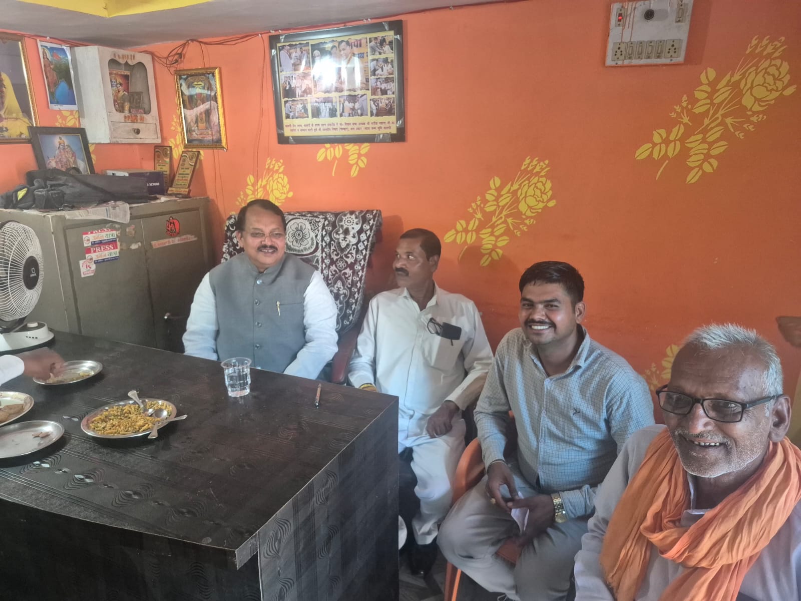 भाजपा राज्यसभा सांसद बाबूराम निषाद ने कालपी स्थित कार्यालय में सुनीं निषाद समाज की जनसमस्याएं