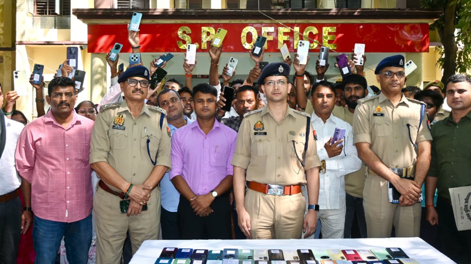 गुमशुदा मोबाइल पाकर खिले स्वामियों के चेहरे, महराजगंज पुलिस ने बरामद किए 115 मोबाइल फोन