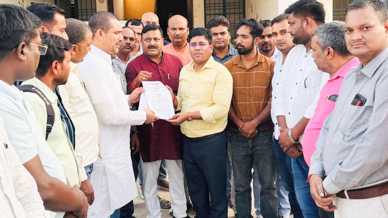 शिक्षकों की समस्याओं पर सौंपा ज्ञापन