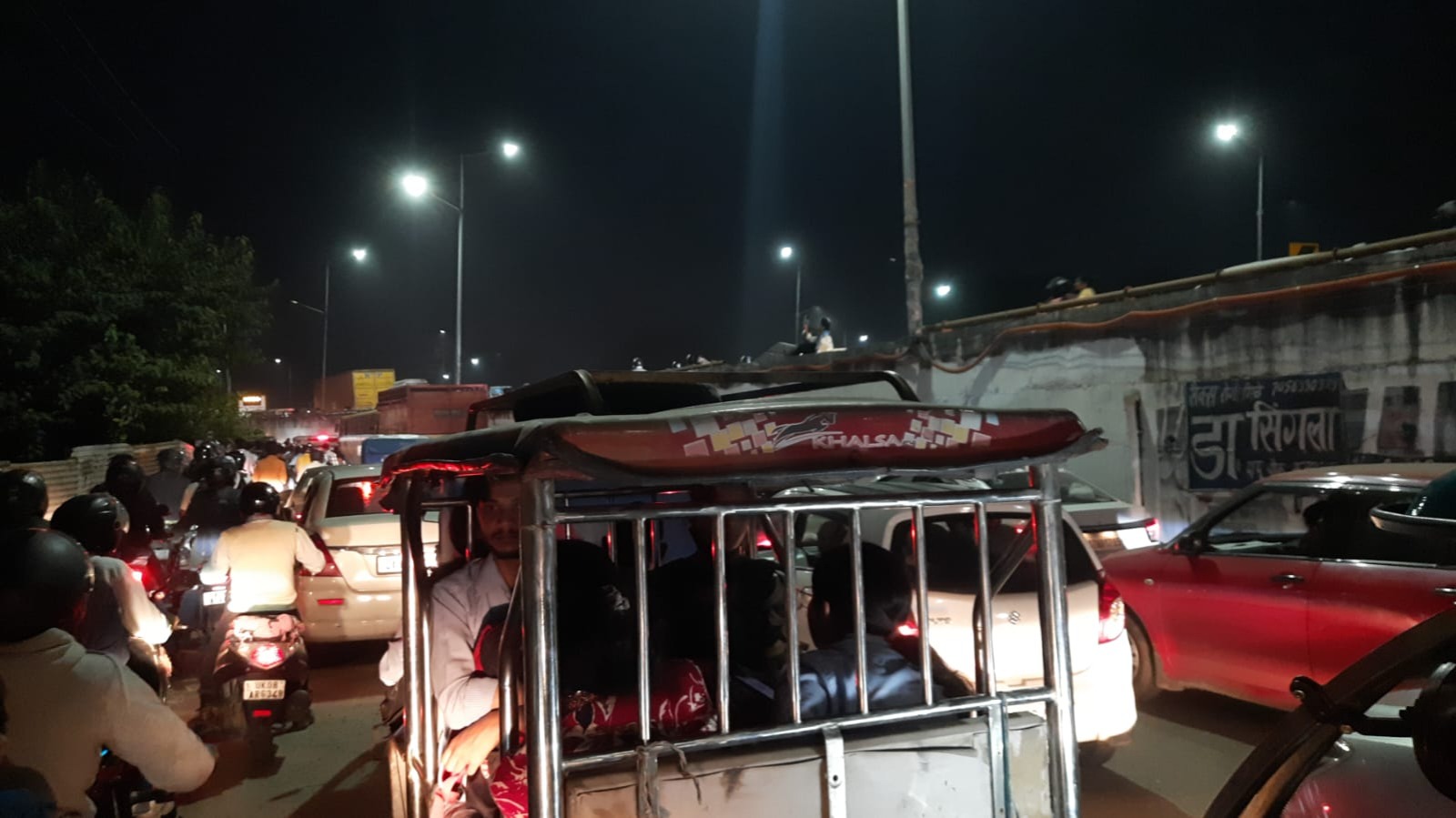 सीतापुर रेलवे फाटक पर जाम से जूझ रहे लोग