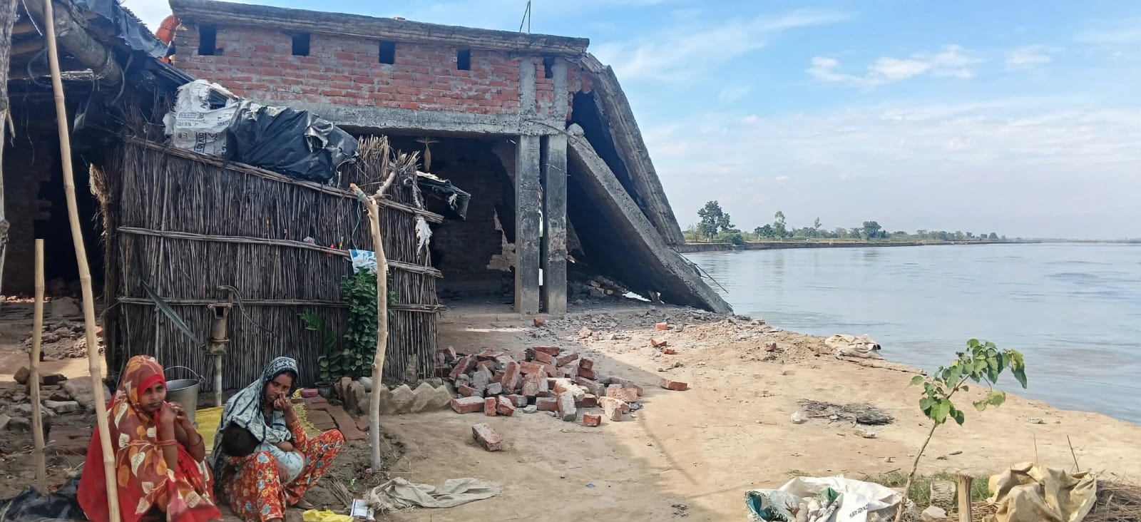 मोहाना नदी ने आगोश में लिए तीन घर, कटान से दहशत में ग्रामीण - रातों की नींद उड़ी