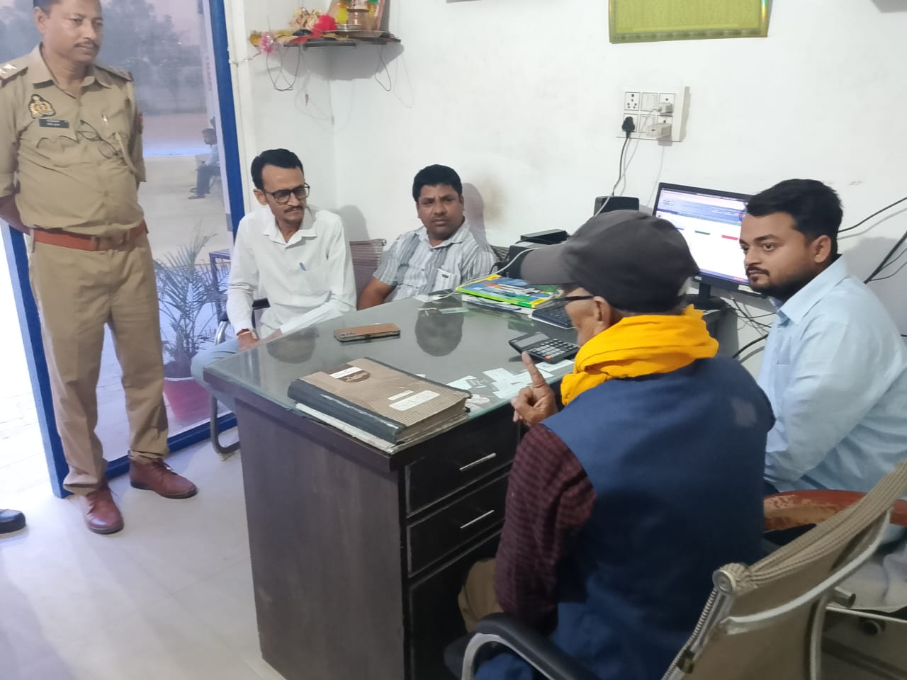 धान नहीं तुला तो राजभवन कूच कर गया किसान, अटरिया में रोककर लौटायाट्रैक्टर-ट्रॉली में धान लादकर निकले आनंद दीक्षित, बोले
