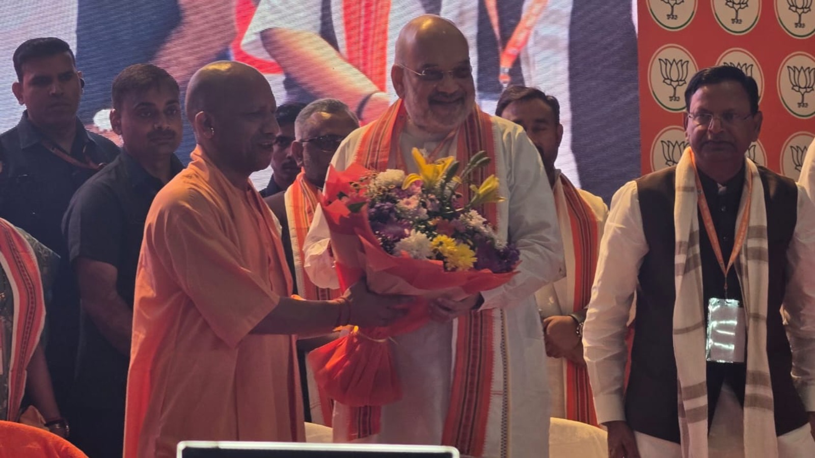 Amit Shah in Lucknow: अमित शाह ने किया भाजपा कार्यसमिति की बैठक का शुभारंभ, बोले- यूपी में 30 साल तक रहेगी भाजपा की सरकार