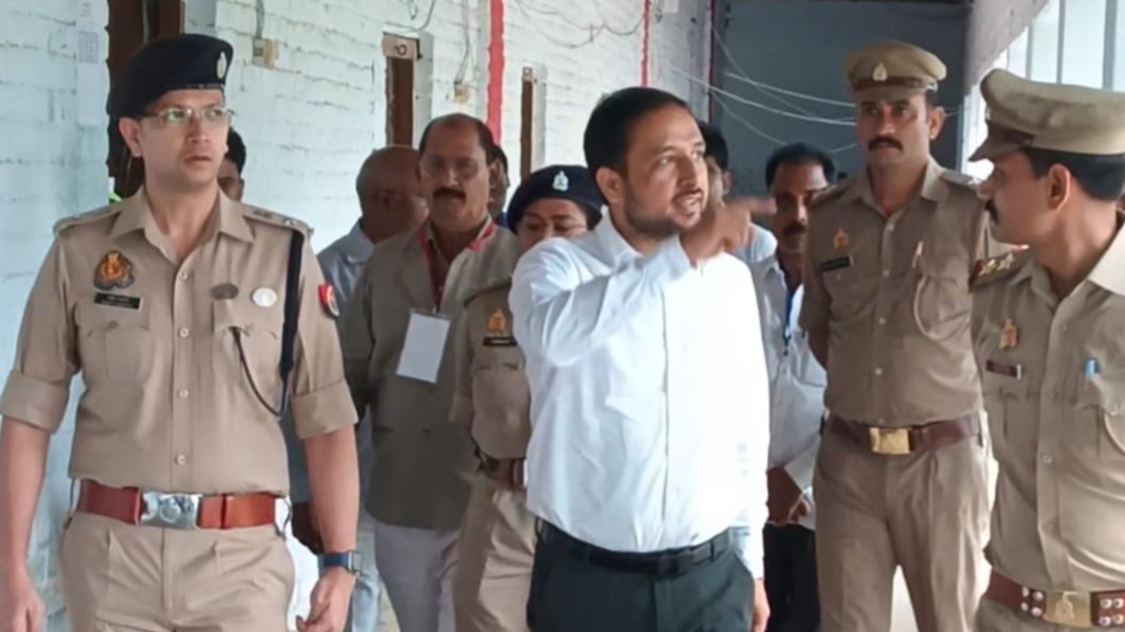PET परीक्षा को लेकर अलर्ट रहा प्रशासन, डीएम-एसपी ने किया निरीक्षण