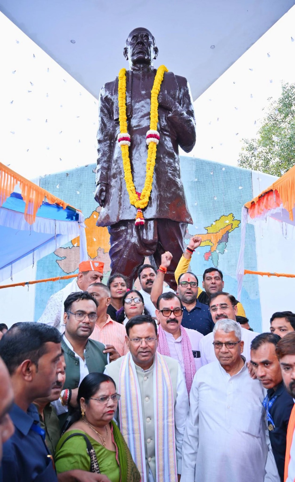 पंकज चौधरी ने सरदार पटेल और आचार्य नरेंद्र देव को दी श्रद्धांजलि