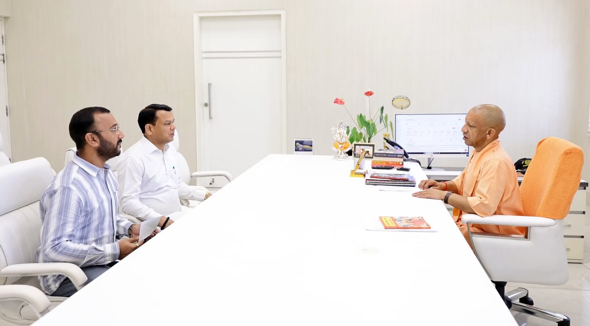 मुख्यमंत्री योगी से मिले विधायक सुरेश पासी और प्रधान संघ के प्रदेश उपाध्यक्ष, विकास कार्यों और पंचायत सशक्तिकरण पर हुई चर्चा