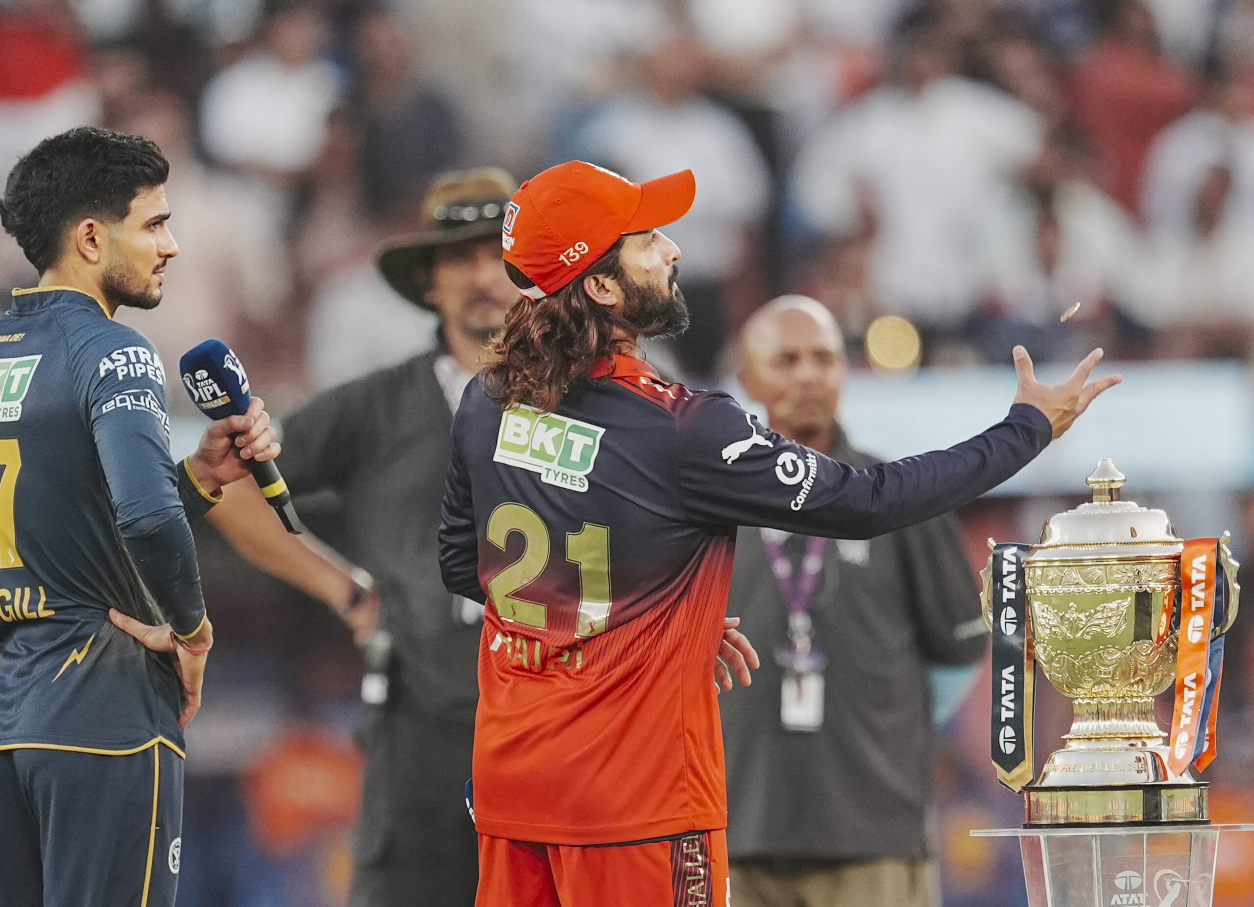 IPL 2026 का फाइनल शुरू, आरसीबी ने टॉस जीतकर गेंदबाजी करने का फैसला किया