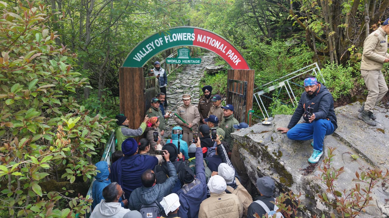 फूलों की घाटी के कपाट खुले, पर्यटकों का पहला दल रवाना