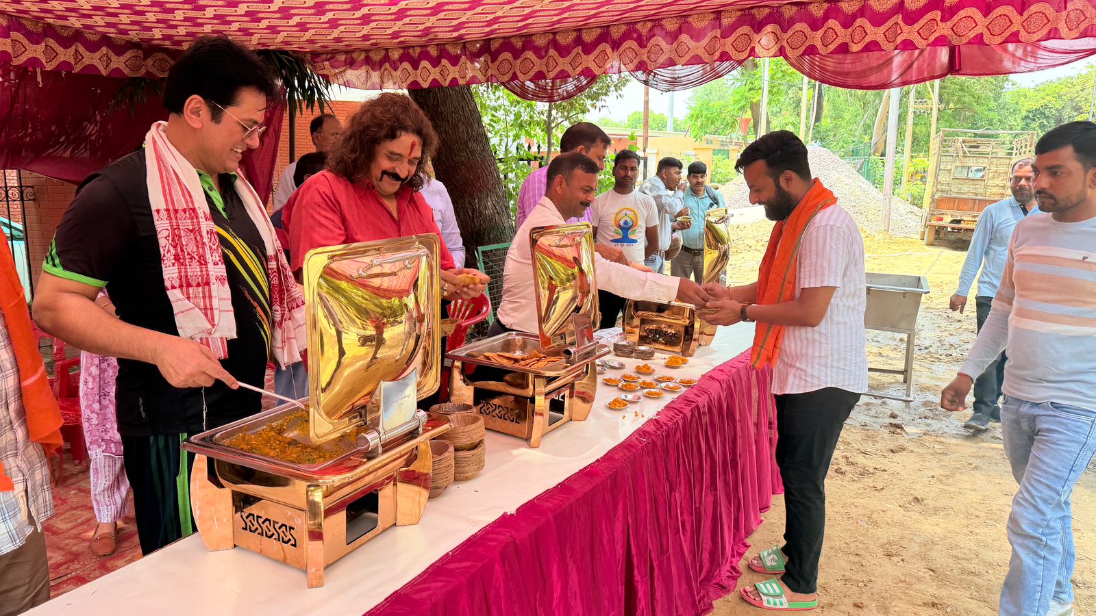 5वें बड़े मंगल पर हैंडबॉल खिलाड़ियों के भंडारे में खेल निदेशक डॉ. आर.पी. सिंह, आनंदेश्वर पांडेय और डॉ. सैयद रफत ने श्रद्धालुओं को बांटा प्रसाद