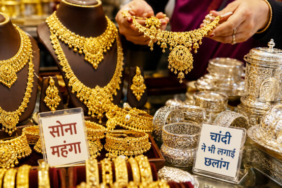 सर्राफा बाजार में महंगा हुआ सोना, चांदी ने भी लगाई छलांग