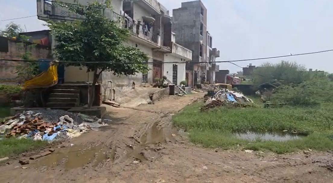 शहीद के घर तक सड़क नहीं पहुंची तो पूर्व विधायक नीरज शर्मा ने सरकार को घेरा