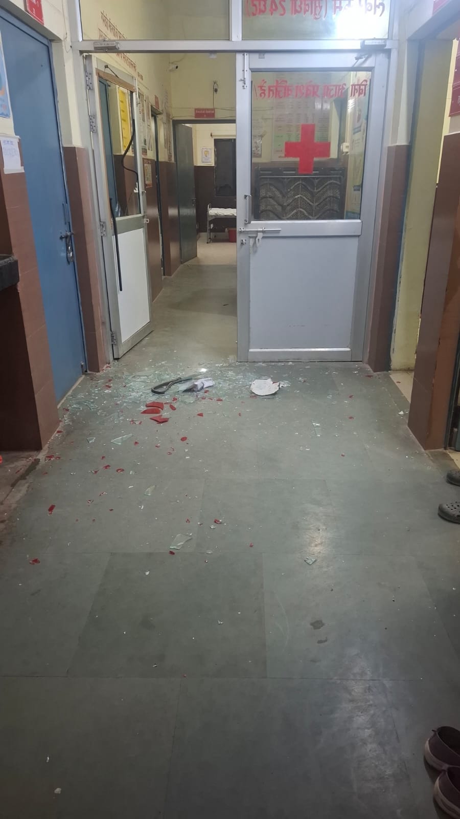 नवजात की मौत के बाद सीएचसी में तोड़फोड़, स्टाफ से गालीगलौज